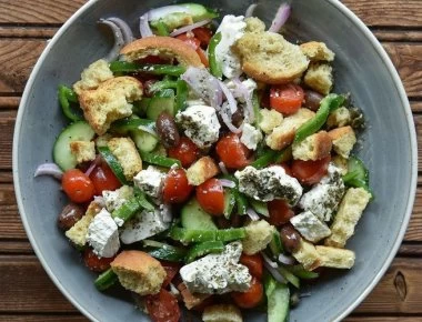 Σουβλάκι ή χωριάτικη σαλάτα: Ποιο είναι πιο υγιεινό;